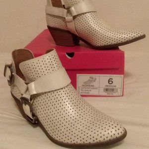 Pearl white boot by True Craft womens 6